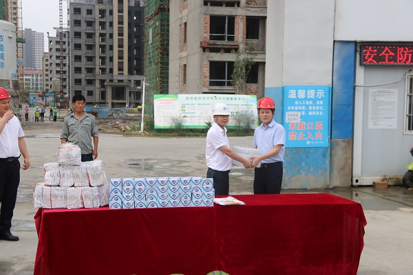 楊曉彬到徽鹽地產(chǎn)定遠(yuǎn)、泗縣項(xiàng)目公司開(kāi)展高溫慰問(wèn)